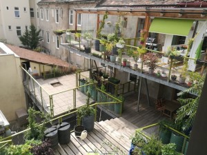 Es ist eine ganz besondere Fabrik: Hier wird mitten in der Stadt produziert, im Innenhof offenbart sich ein über Terrassen angelegter Urban Garden und eigene Bienenstöcke sorgen für die Bestäubung.