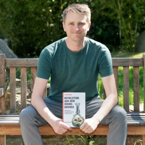 Martin Reich: Porträt mit Buch in der Hand